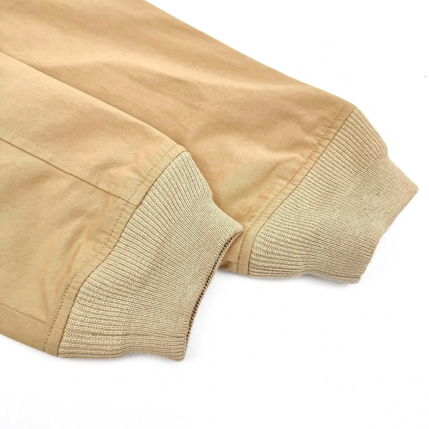 P520 Exclusive supply] Ralph Lauren pony embroidered zipper jacket. Original purchase and development for 2,990. The fabric is made of custom-made fine cotton twill elegant fabric. It is soft and silky, comfortable and close to the skin. It uses khaki as the base color. It is soft and unobtrusive. It just shows a kind of restrained elegance. The exquisite pony logo is embellished. It brings an atmosphere of freedom and vitality. It injects the soul charm of the brand. It outlines a tall and straight figure with simple and smooth lines. A unique and fashionable masterpiece emerges, using imported machine embroidery technology. Advanced computer control systems and precision mechanical components are used to achieve the iconic pony embroidery operation. High precision. The lines are smooth and delicate. The template machine opens the bag. The preset template guides the position, shape and size of the bag. The accuracy ensures the quality of the bag opening effect. Infrared positioning cutting machine uses infrared transmitters and infrared receivers to achieve precise positioning of materials. The accuracy can reach the micron level. In order to meet the effect of high-precision cutting of plaid alignment, the fabrics have been carefully washed, have a better hand feel, are not easy to deform, are not easy to shrink, are not easy to fade, and maintain long-term beauty. Size:S-M-L-XL